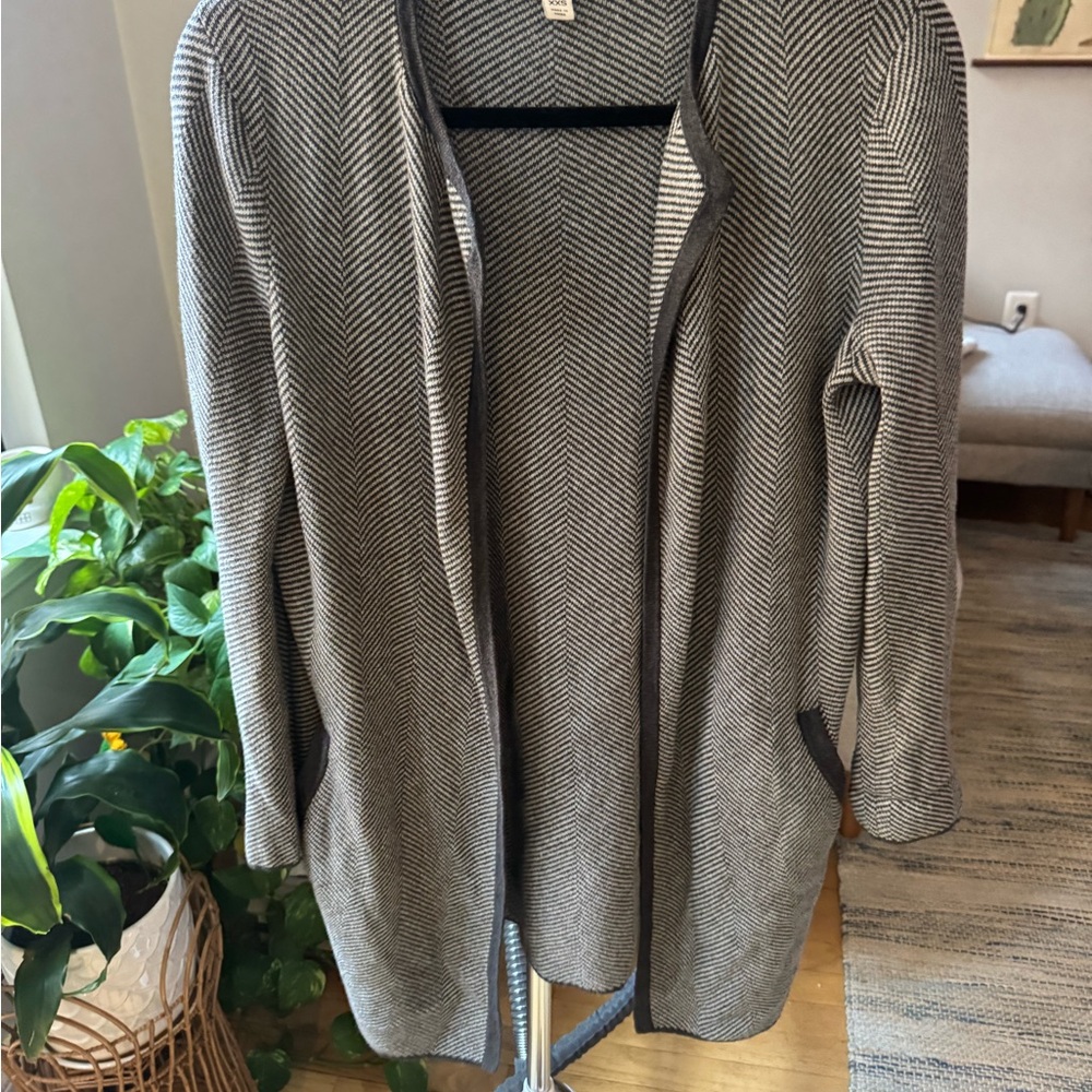 J CREW Women's Grey and White Sweater
